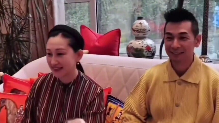 赵文卓看自己在哥哥的舞台reaction，有点可爱