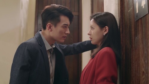 《夜色暗涌时》第7集看点：莫灵泽卫生间逼问许倾悠 许蔚自称方琦未婚夫