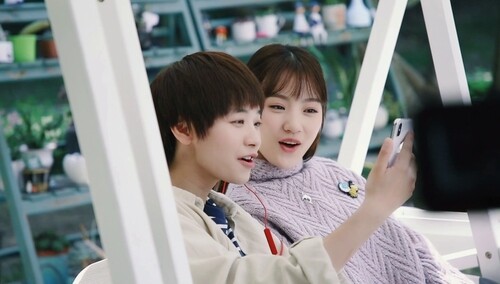 叶可之夏片场合唱《倔强》，互动太有爱
