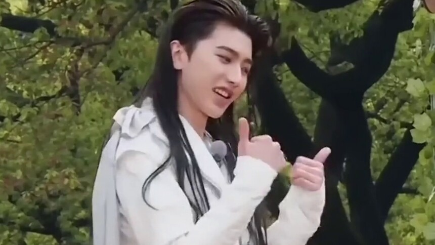 《奔跑吧》蔡徐坤刚要跳，然后音乐响起，全场就跟着一起摇起来了哈哈哈哈哈