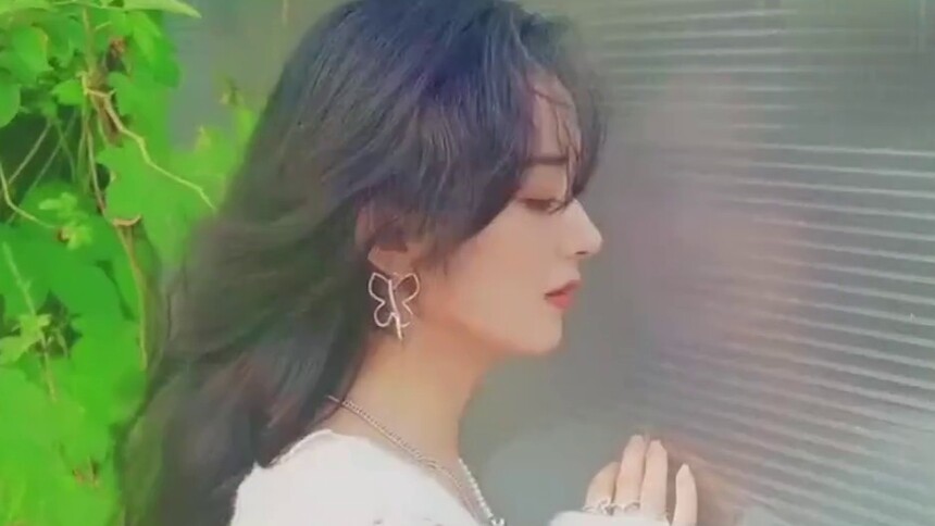 赵丽颖阳光湖畔漫步大片，慵懒恬静氛围感满满