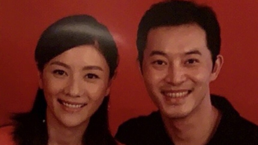 沙溢晒与胡可结婚照 十年锡婚幸福满满