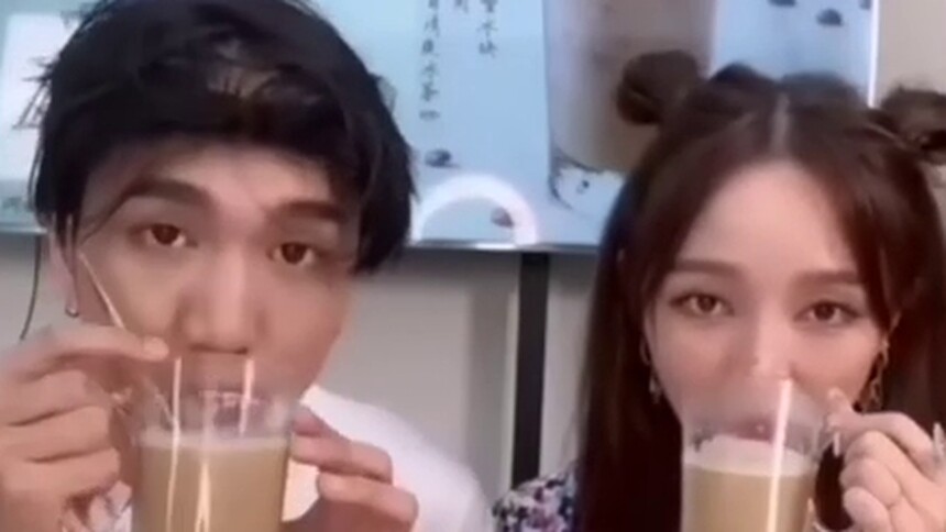 孟佳韩美娟直播事故太好笑了，韩美娟假发掉进咖啡里，就很“秃然”