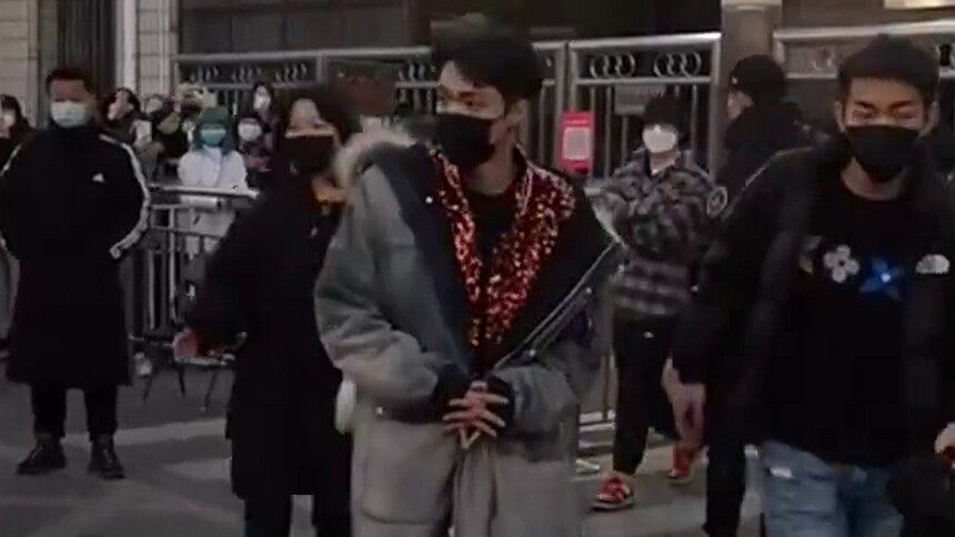 张艺兴扶摔倒记者，好暖心的小羊，帅气又善良