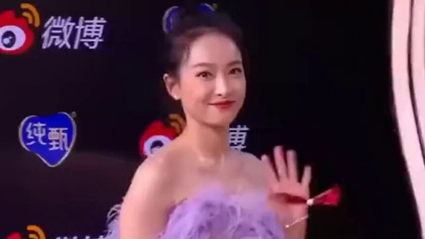 宋茜红毯穿雾紫千羽裙，宛如油画走出的仙女，茜茜子真的太绝了