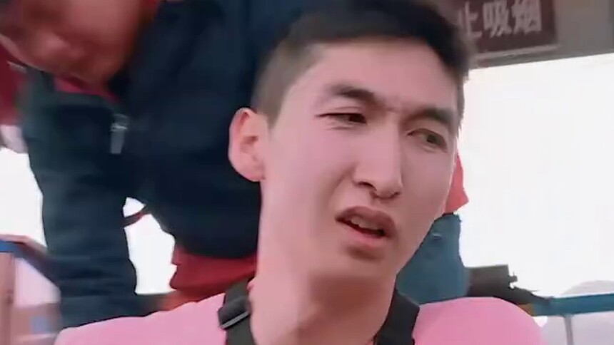 害怕！紧握栏杆不放手 世界冠军武大靖恐高放弃蹦极？