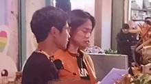 怒了！尹正拍戏被围观 直接拍掉路人手机