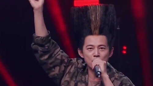 百变舞台秒变接力游戏现场 “没有人在乎”魔性洗脑