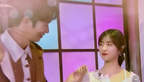 沈月、刘以豪《天天向上》甜蜜牵手！这波狗粮我先收了！