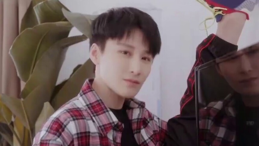 厉害了！蒋璐霞腿咚电视备战《姐姐2》成团夜