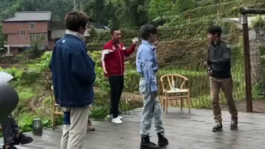 撒贝宁刘雨昕毛不易斗舞，舞蹈鬼才毛不易只能“啊”一声收场本次舞蹈接力，有被毛老师笑到