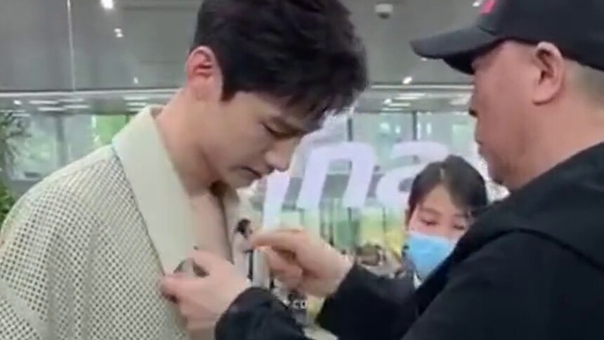 倪大红给白敬亭带工牌 过家爷孙有爱互动