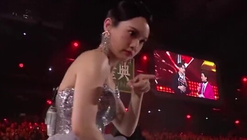 杨丞琳听到观众喊李荣浩，急速变脸太好笑了