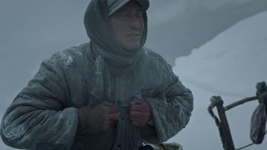 老钱为在暴雪中点燃篝火 撕烂衣服抽棉花助燃