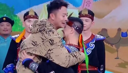 印小天钱枫挑战超难蒙古舞 原来这就是买家秀与卖家秀的区别