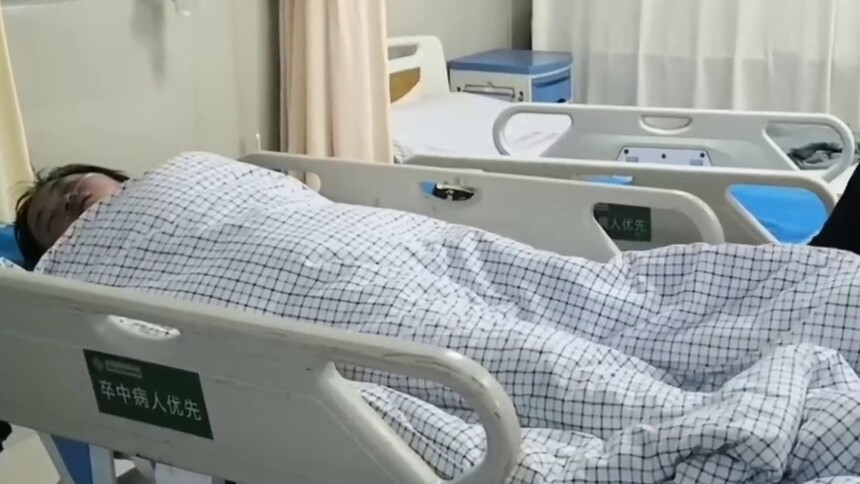 心疼！安庆一名护士晕倒在六安“疫”线