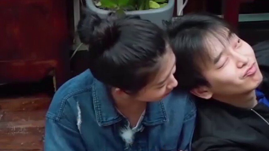 《向往的生活3》何蓝逗cut：何蓝逗帮彭昱畅完成吻戏夙愿？