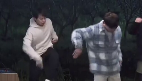 《向往的生活5》未播花絮：彭彭张艺兴即兴斗舞场面激烈 刘晓邑搞笑加入三人“群魔乱舞”