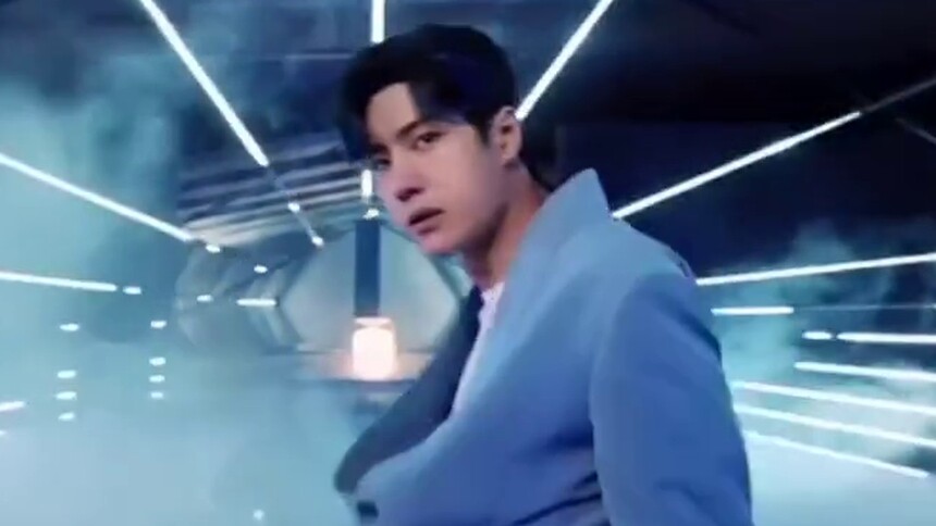 酷Boy！王一博蓝色挑染造型帅出新高度