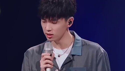 纯享：宝藏歌手艾特曹杨演唱《不能说的秘密》 传递笃定又孤独的气息