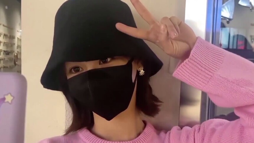 女明星的欢乐日常！杨紫深夜与朋友聚会玩丢手绢