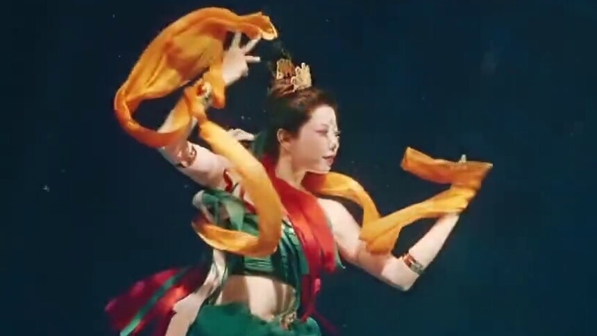 全球连线｜翩若惊鸿，婉若游龙，你见过这样的“水下飞天”吗？