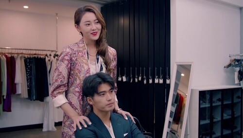 李嘉尚罗曼妮拍杂志好亲密，苏伊惨当局外人