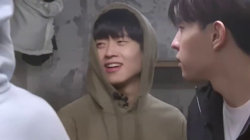 魏大勋特写版：魏大勋时尚前沿垃圾袋款自制雨衣，你值得拥有！