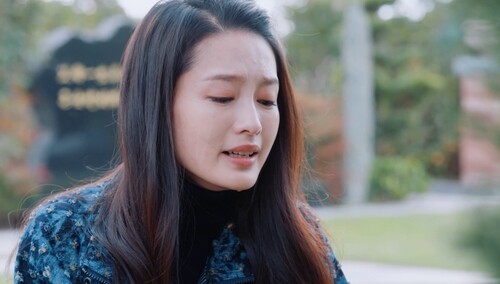 晓苏在振嶸墓前为其庆生，小雷总都看在眼里