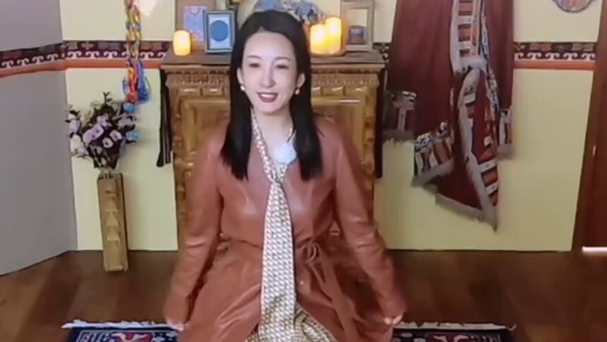王新军向刘涛收集旅行照，为秦海璐打印了照片墙