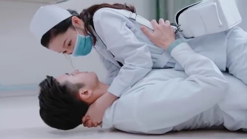 《海上繁花》终于播了！遇见完美温柔的邵医生，杜晓苏怦然心动，这场景爱了爱了