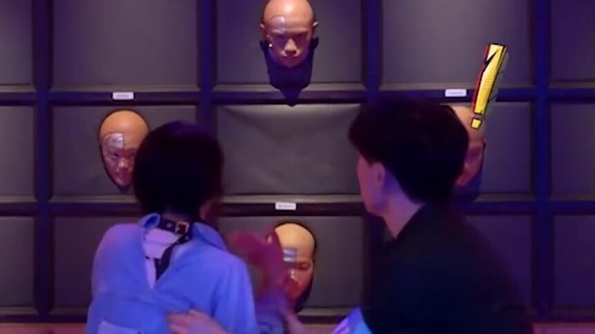 密逃大揭秘：恐怖机器人头墙吓呆邓伦 然而背后的悬机有点蠢萌……