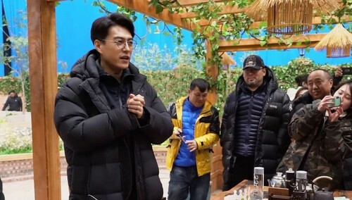 可可爱爱！靳东生日飙方言逗乐剧组