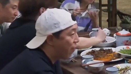 彭昱畅黄渤合作两部戏但没见过面 两人碰杯彭昱畅激动到手抖