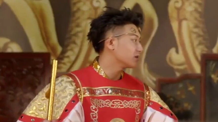 黄子韬炫绝技侧空翻，六小龄童赞不绝口，不愧是功夫熊猫！