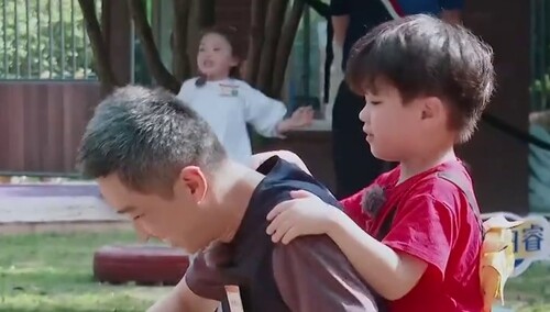 卓哥天天爸爸迷你脚踏车极速前进 肯尼爸爸落后无情被吐槽