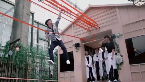邓伦走弹力绳“开挂”单手出奇迹 杨幂黄明昊猛夸“超级帅”！