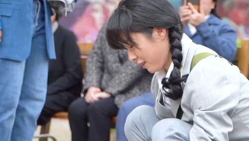 《百炼成钢》花絮：“炼钢女孩”江一燕的童心一刻