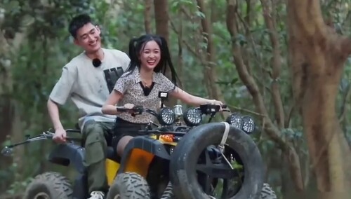 吴宣仪骑山地车载张翰