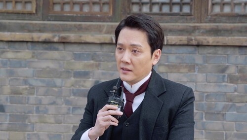《劳工万岁》冯绍峰忘情表演获得片场全体鼓掌