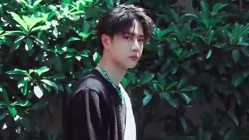 王一博午后阳光大片，街头风搭配型格百分百，审美大写的respect！