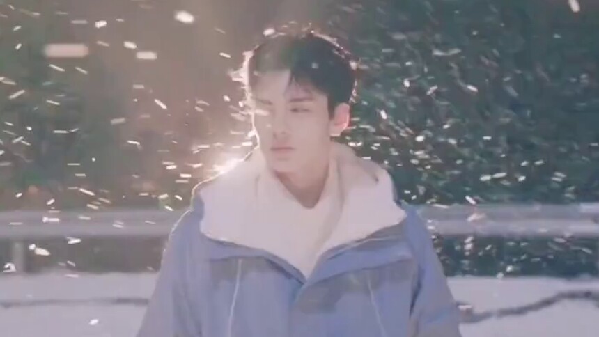 毕雯珺雪景大片，逆光画面超有氛围感，帅哥全身都散发着温柔！