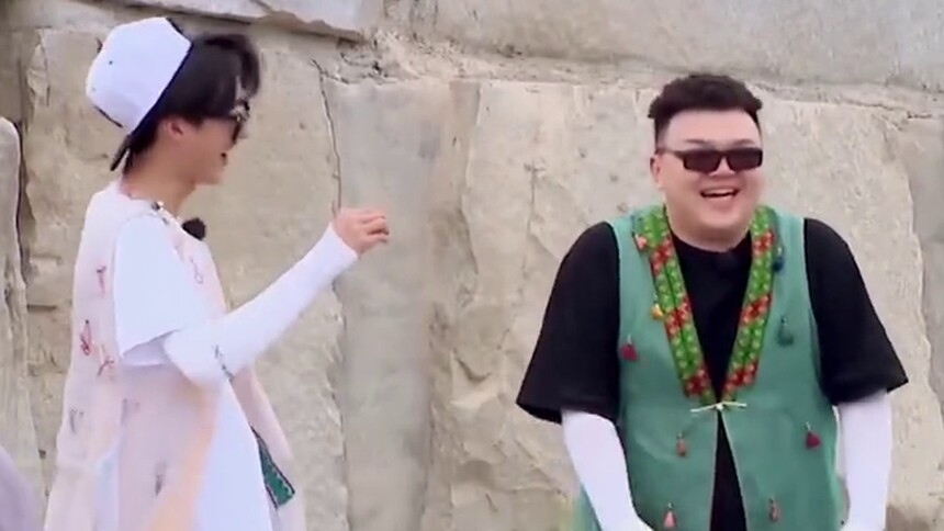 何洛洛用石头充当西瓜皮称重，洛洛你可真是个小机灵