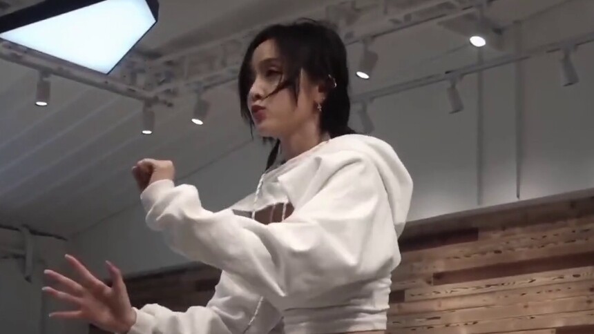 吴宣仪竞演舞台记录，舞台妆的wink好甜好甜