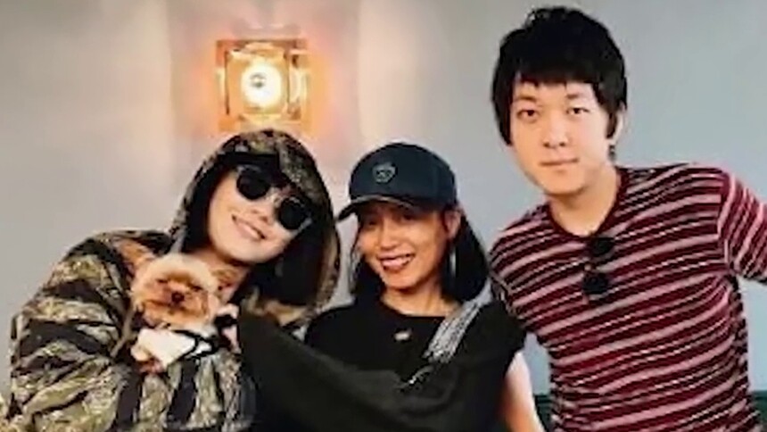 马思纯张哲轩街边搂抱被偶遇 甜蜜牵手恩爱十足