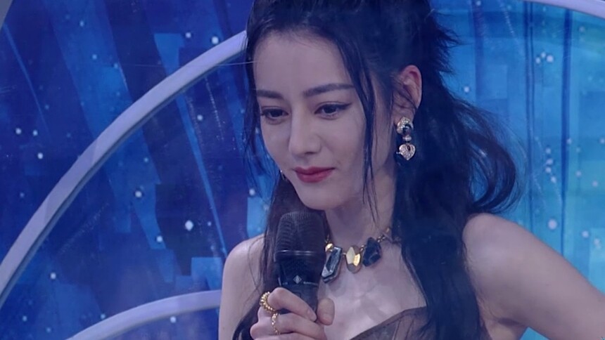 迪丽热巴喜欢蹲厕所