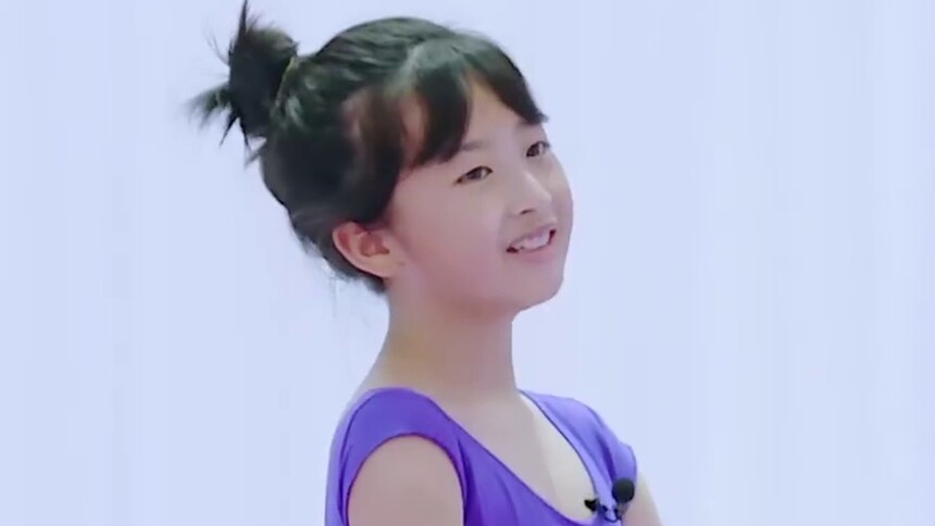 覃左婷练芭蕾，爱跳舞的小姑娘超认真