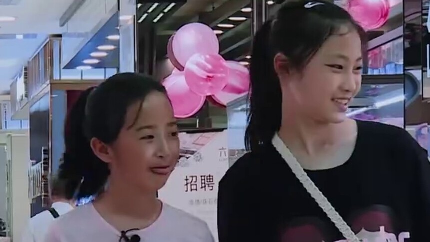 覃左婷用比赛奖金为爸妈买小礼物，杨爸杨妈收获今日份快乐源泉