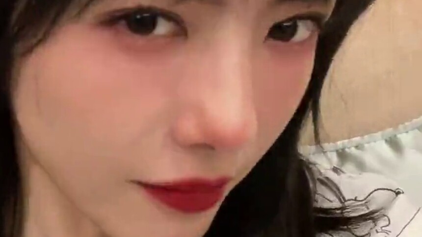 【吴忧简历】蔡文静深唇自拍，沉醉在美颜里