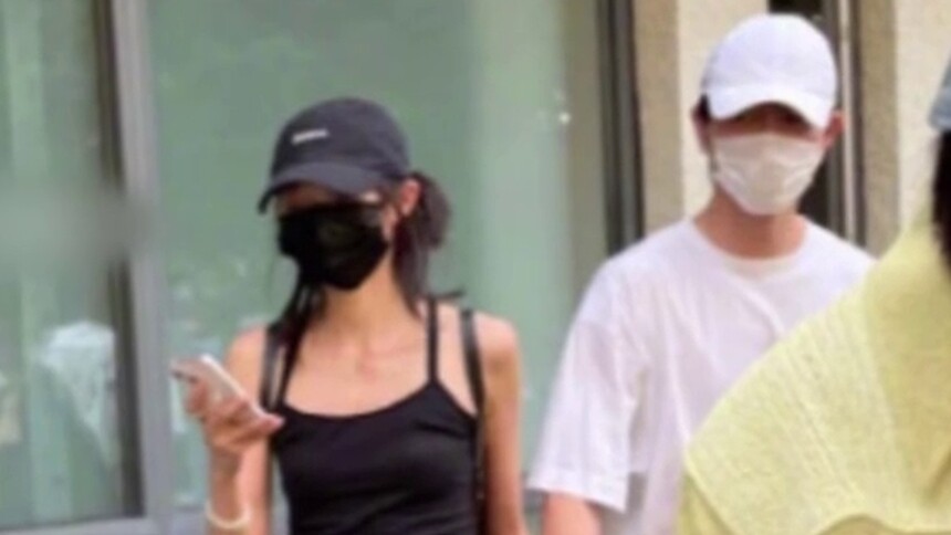 雎晓雯金大川看秀被偶遇 两人十指紧扣超级甜蜜